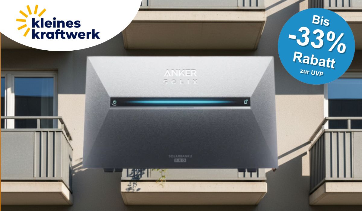 Auf dem Bild ust im Hintergrund ein Haus mit Balkonen zu sehen und im Vordergrund die Anker Solarbank 3 pro im Fokus.