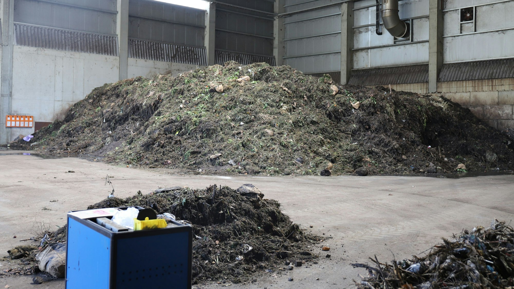 Die Rhein-Sieg-Abfallwirtschaftsgesellschaft (RSAG) hatte zum Tag der offenen Tür in das Kompostierwerk in Sankt Augustin-Niederpleis eingeladen. Der angelieferte Grünabfall wird in einer großen Halle aufgeschichtet.