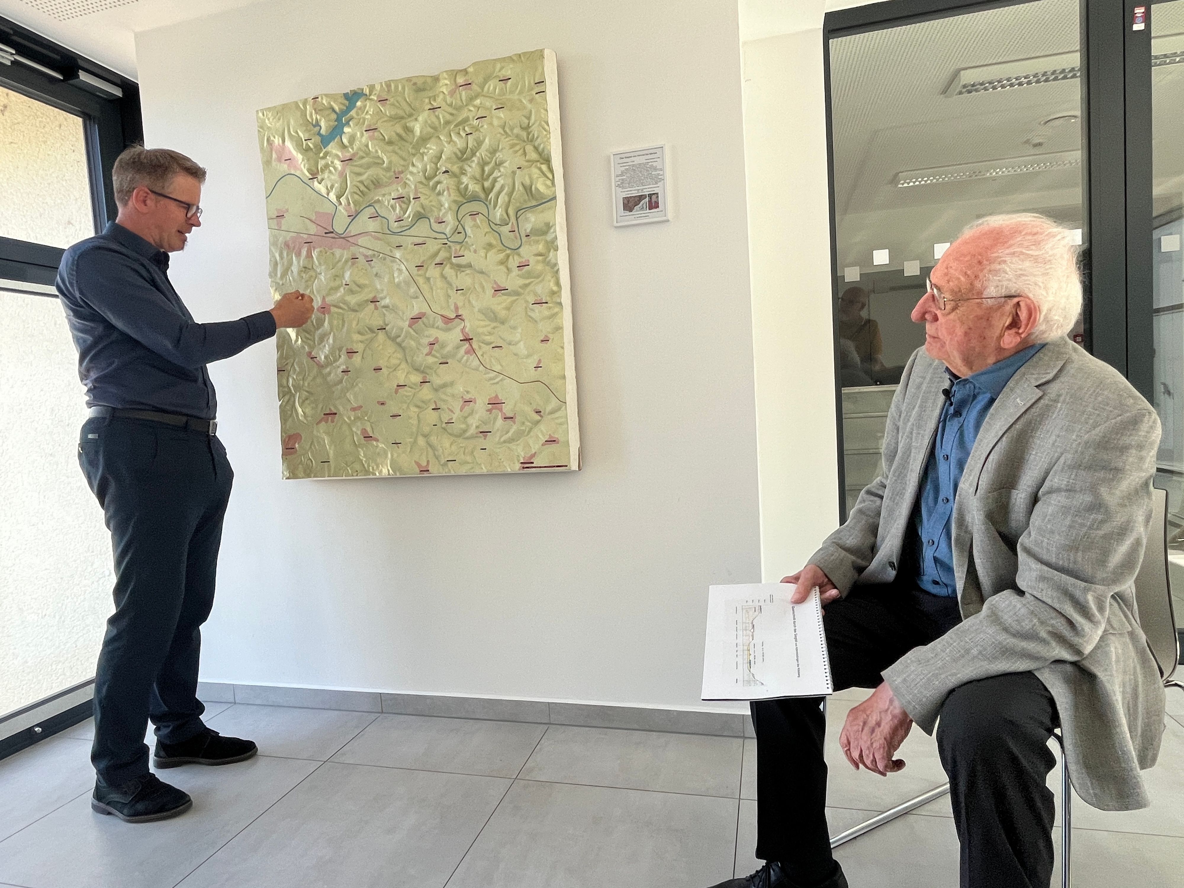 Der Chef der Stadtbetriebe Hennef, Professor Dr. Volker Erbe, freute sich über das Geschenk von Dr. Jan Müller-Goldkuhle.