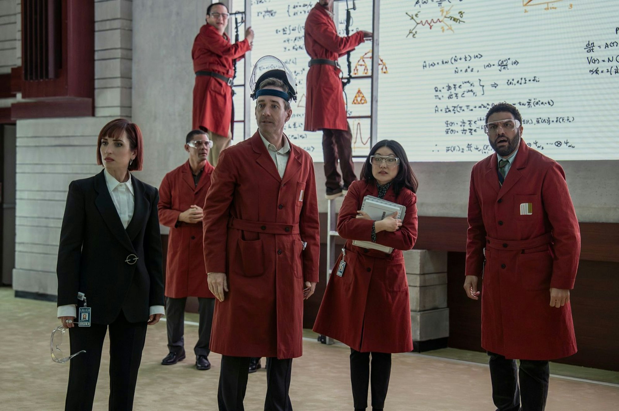 Die knallharte Vivienne (Zoe Lister-Jones, links) passt auf, dass das Schrumpfteam ordentlich arbeitet. (Bild: © 2026 Mr. Magoo, LLC. All rights reserved)