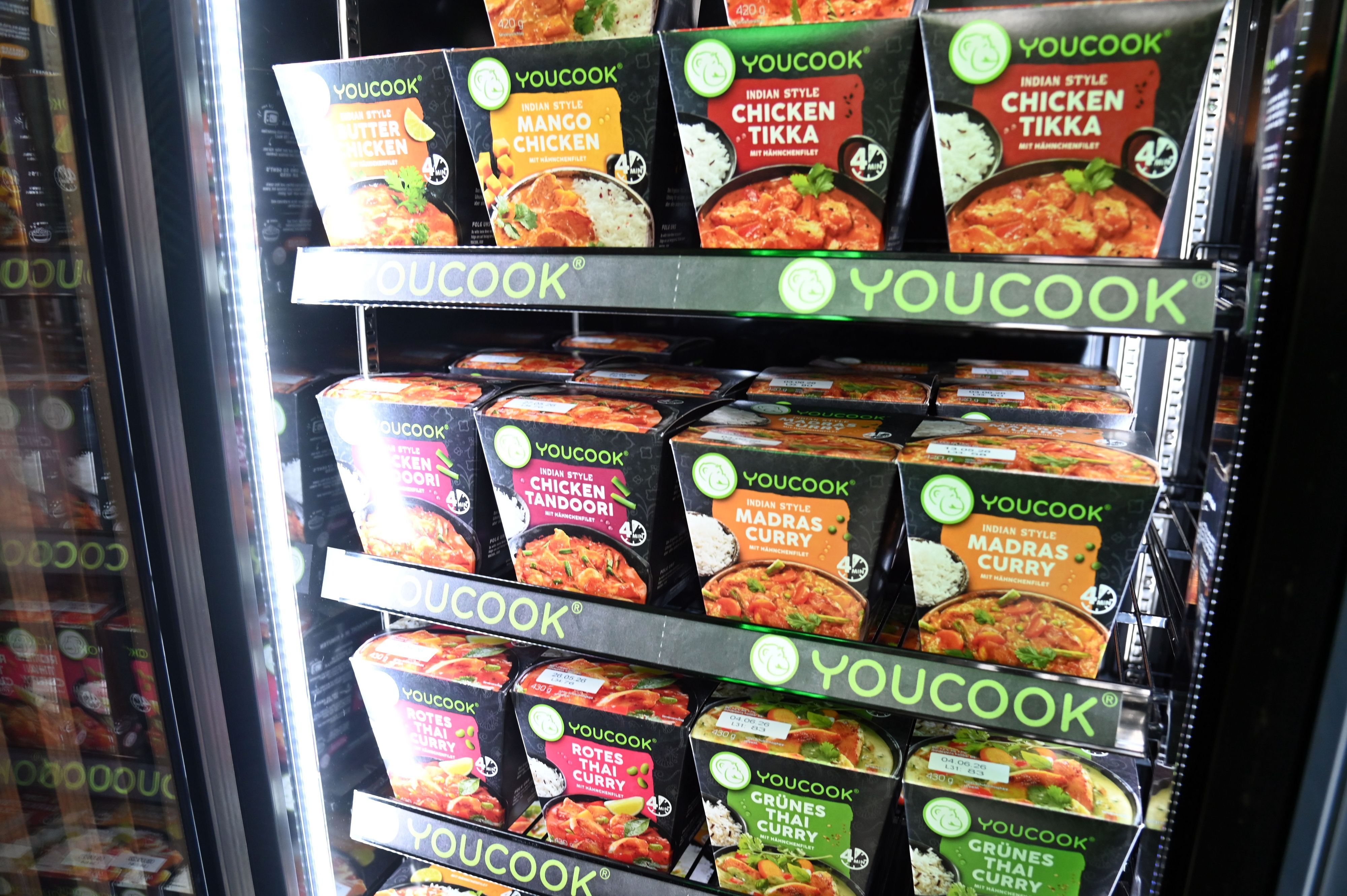 Ein Frischeregal mit Youcook-Kochboxen