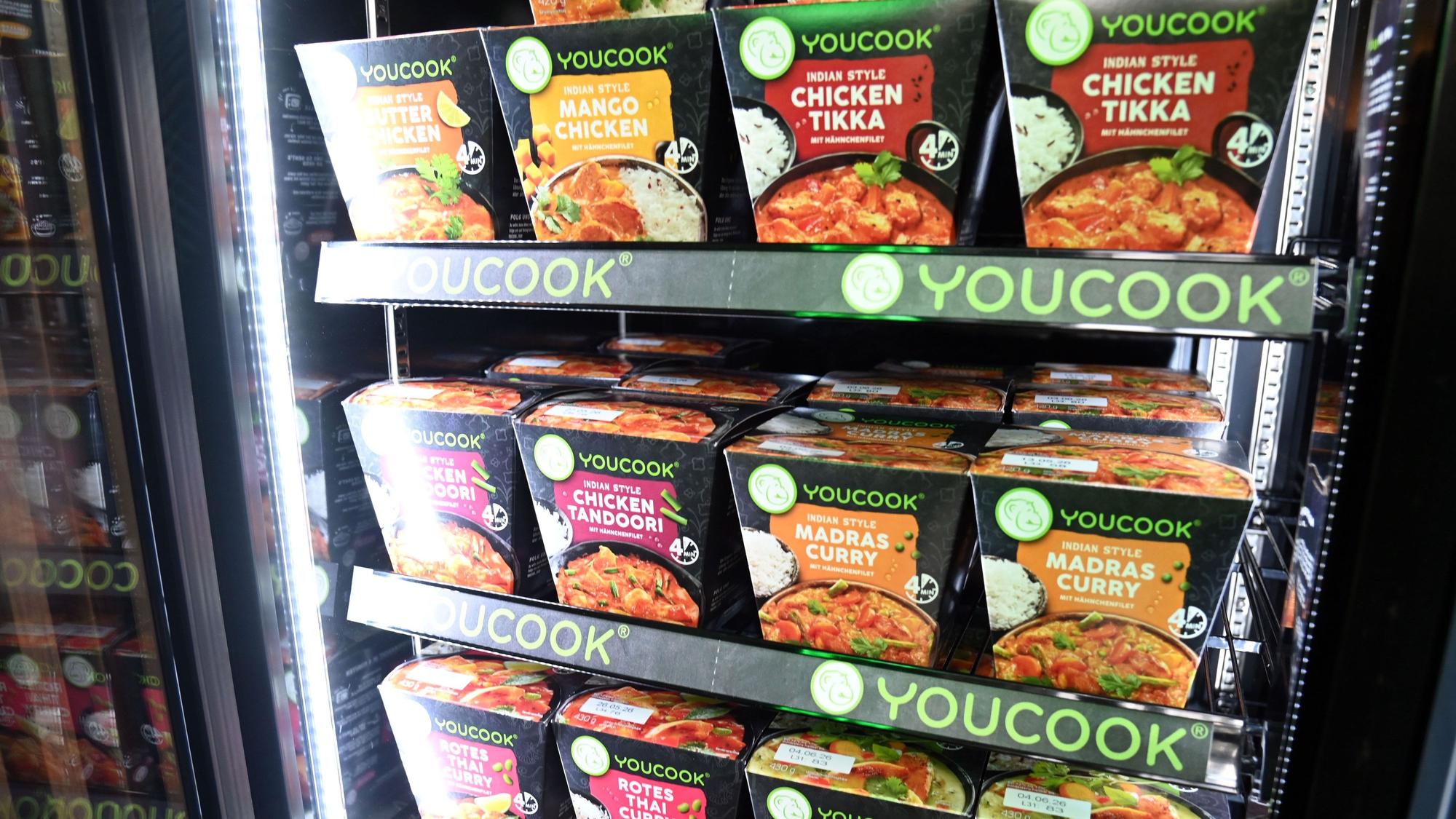 Ein Frischeregal mit Youcook-Kochboxen