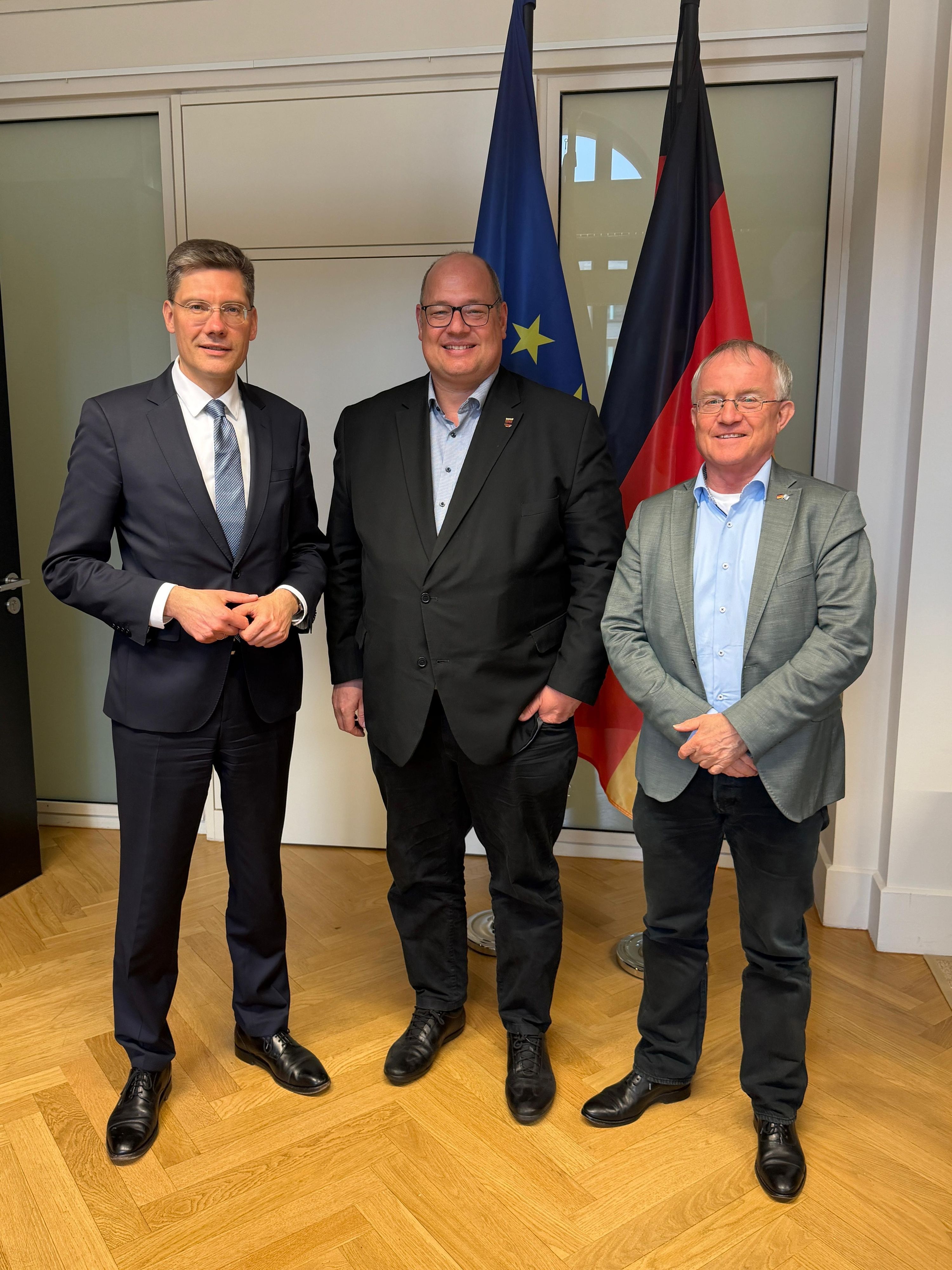 Der Parlamentarische Staatssekretär Christian Hirte sprach mit Oberbürgermeister Stefan Hebbel und Rüdiger Scholz (v.l.) über den A1-Ausbau.