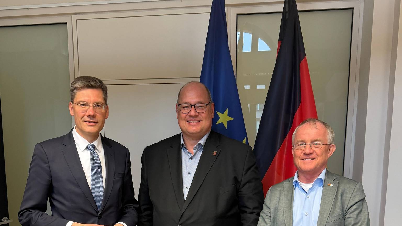 Der Parlamentarische Staatssekretär Christian Hirte sprach mit Oberbürgermeister Stefan Hebbel und Rüdiger Scholz (v.l.) über den A1-Ausbau.