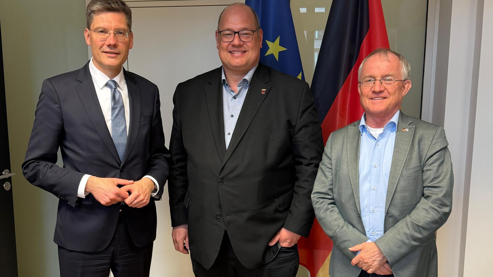 Der Parlamentarische Staatssekretär Christian Hirte sprach mit Oberbürgermeister Stefan Hebbel und Rüdiger Scholz (v.l.) über den A1-Ausbau.