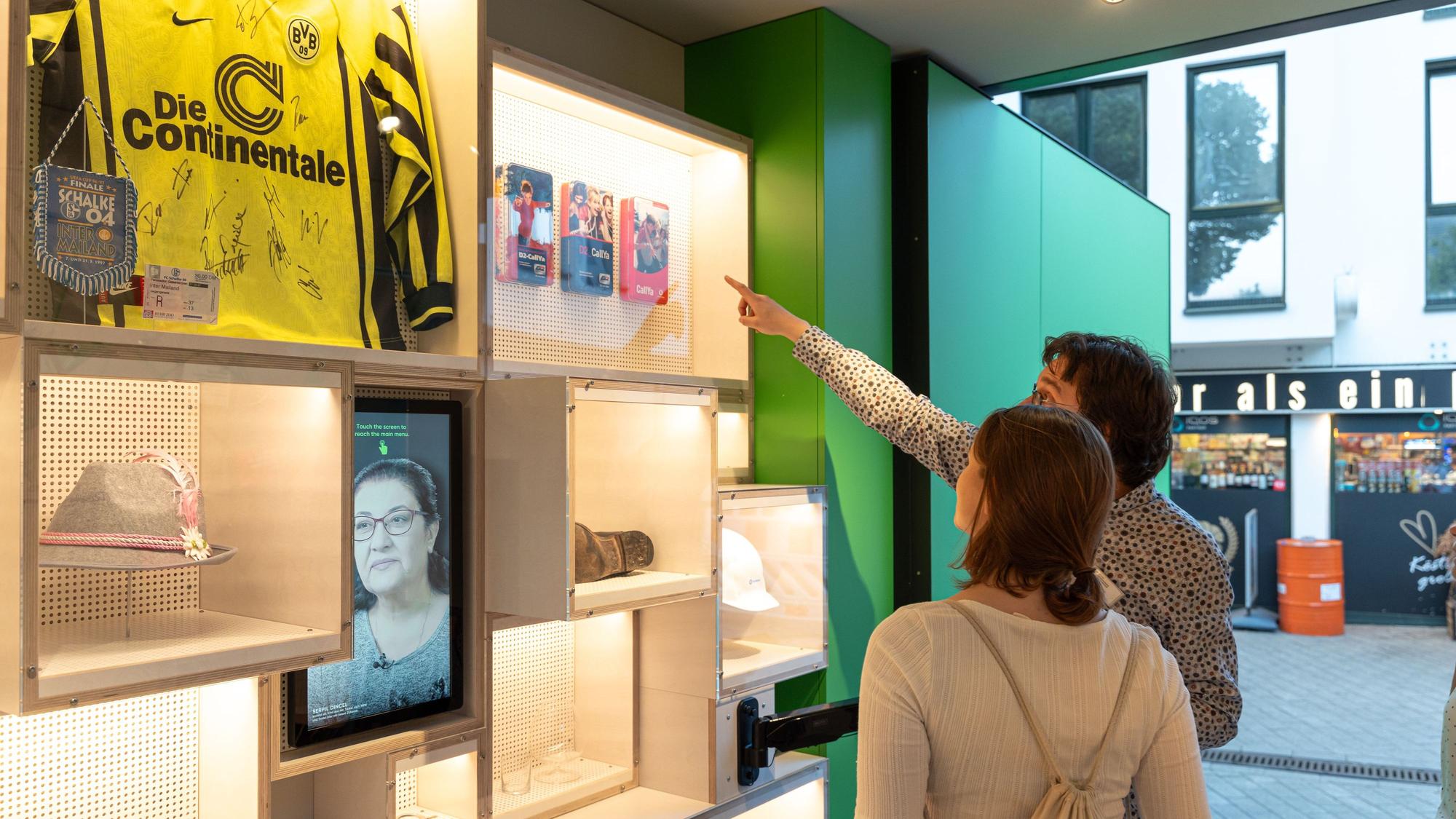 Im Container der Aktion „MuseumMobil“ werden ausgewählte Objekte gezeigt, die Geschichte und Geschichten aus NordrheinWestfalen erzählen.