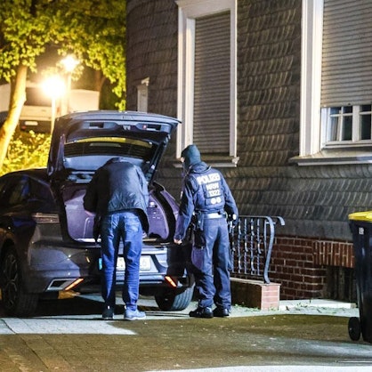 Das Bild zeigt vermummte Polizisten vor einem Haus.