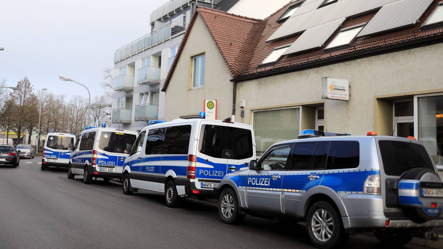 Razzia der Polizei in der Leverkusener Von-Ketteler-Straße. BILD: ARTON KRASNIQI