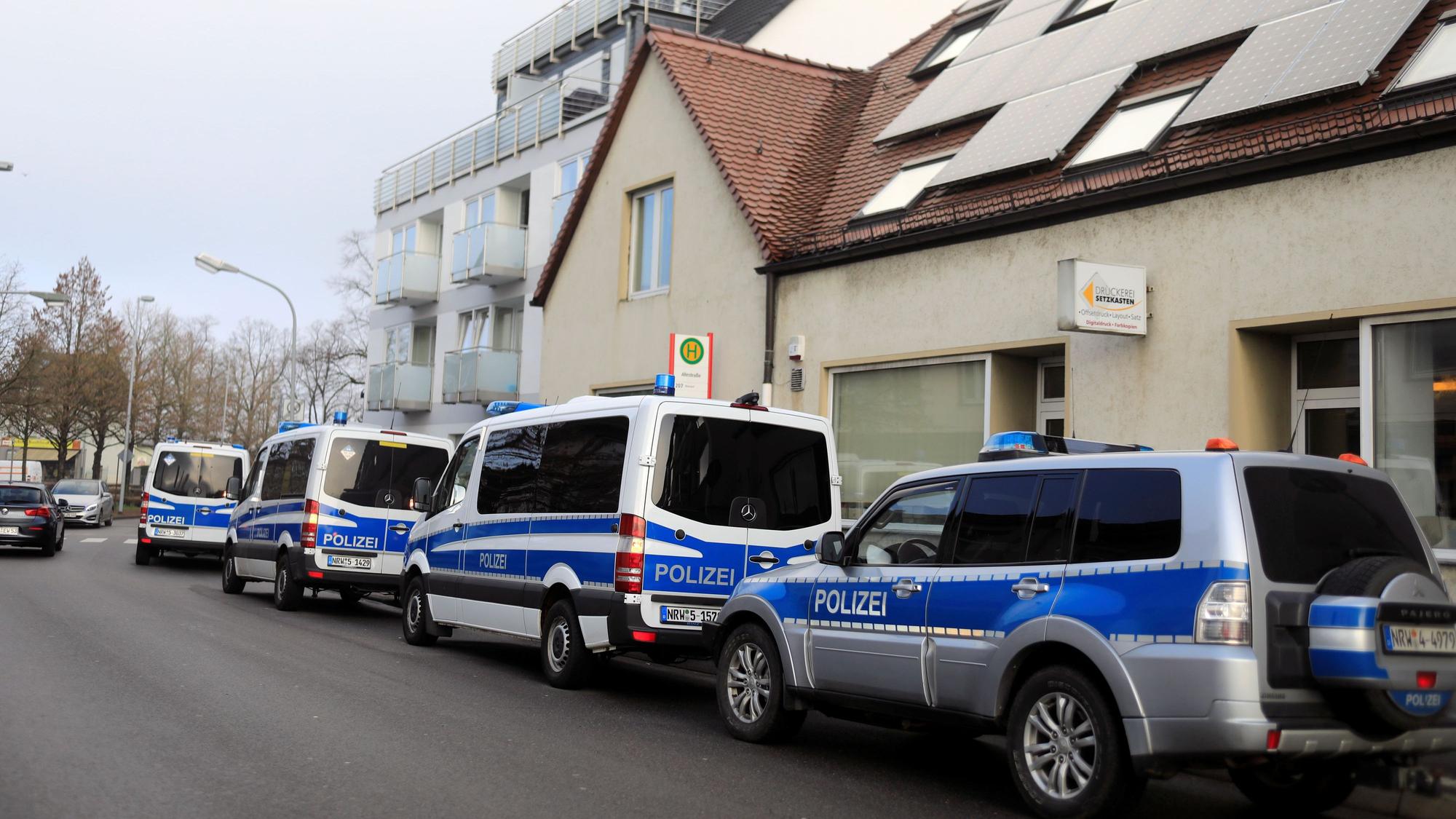Razzia der Polizei in der Leverkusener Von-Ketteler-Straße. BILD: ARTON KRASNIQI