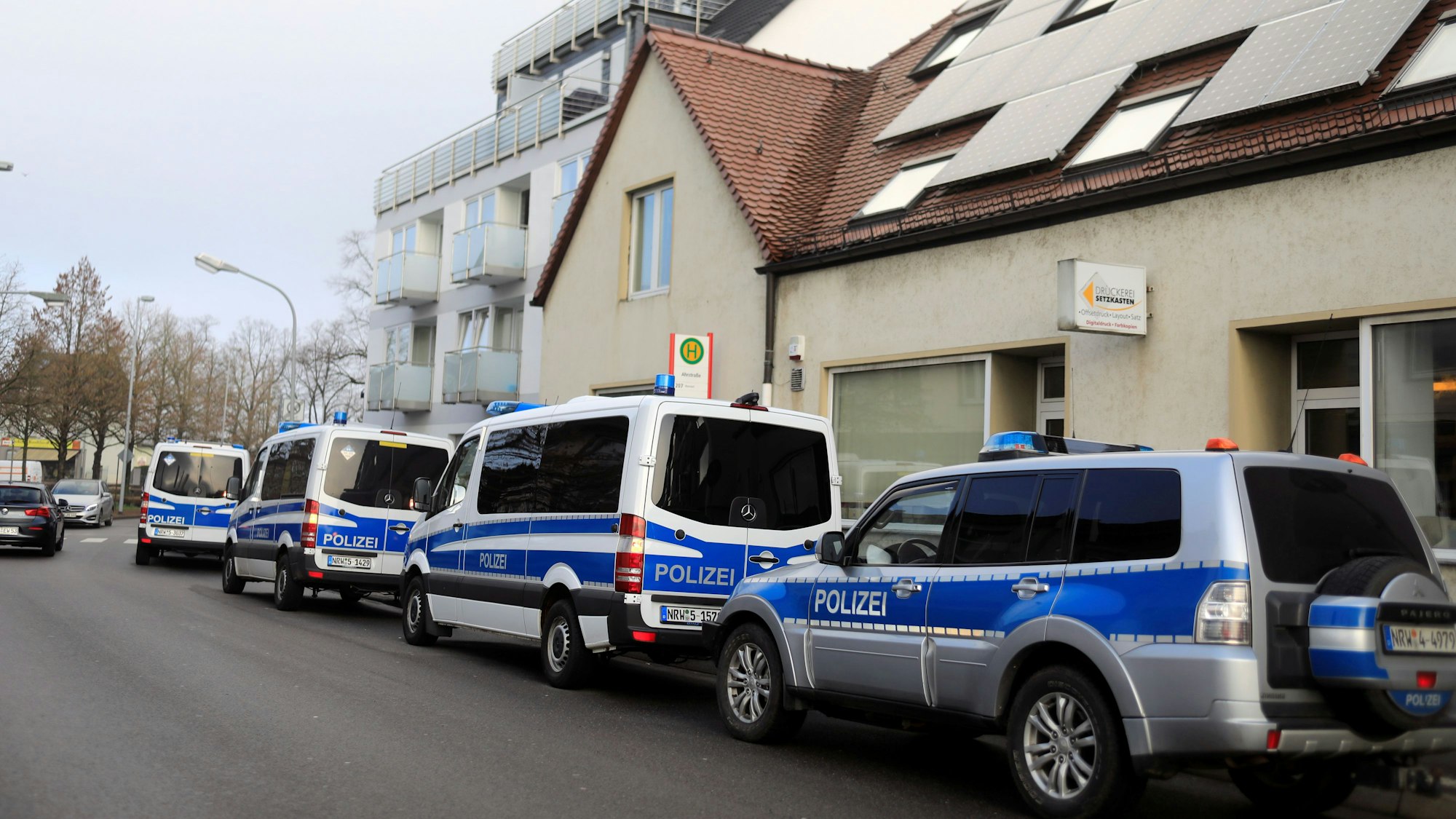 Razzia der Polizei in der Leverkusener Von-Ketteler-Straße. BILD: ARTON KRASNIQI
