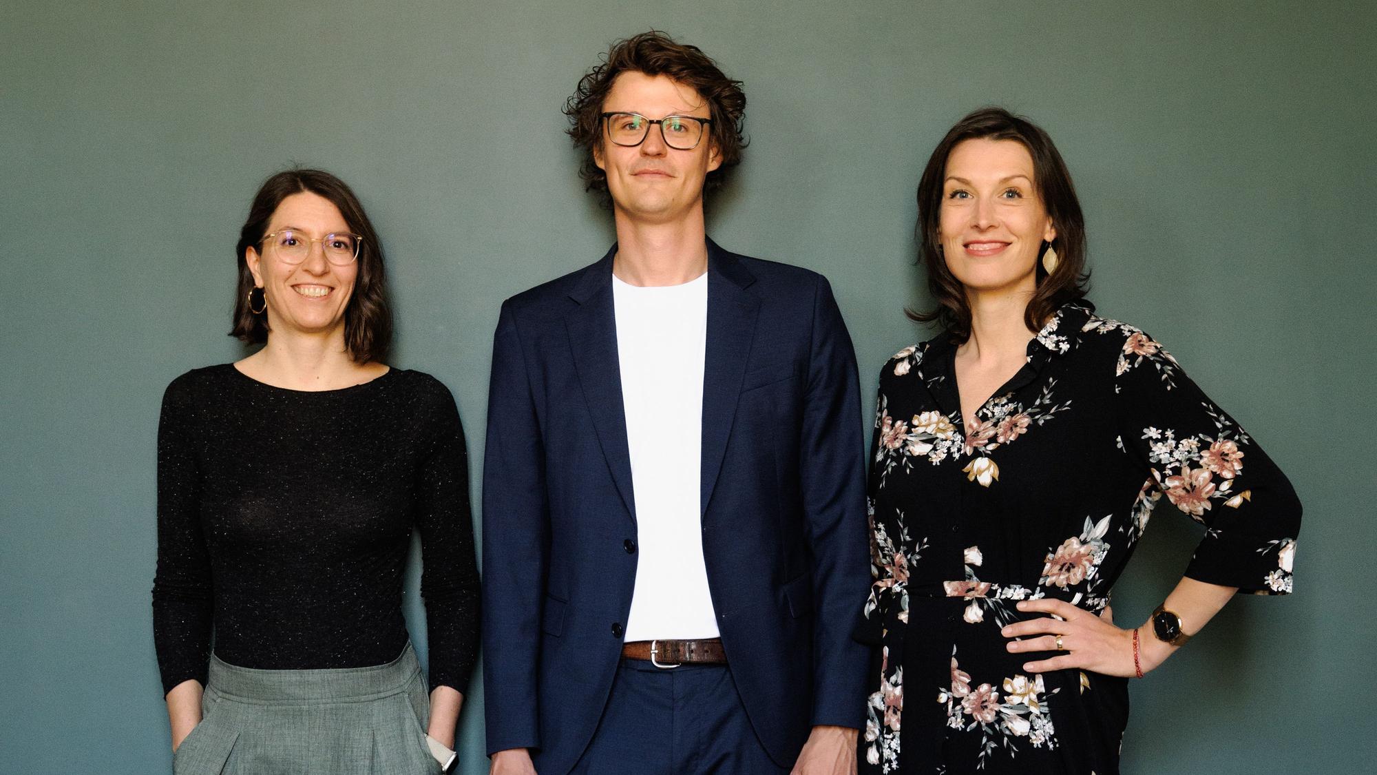 Judith Barbolini (CSO), Paul Bremer (CSO) und Jana Baum (CEO) stehen nebeneinander.