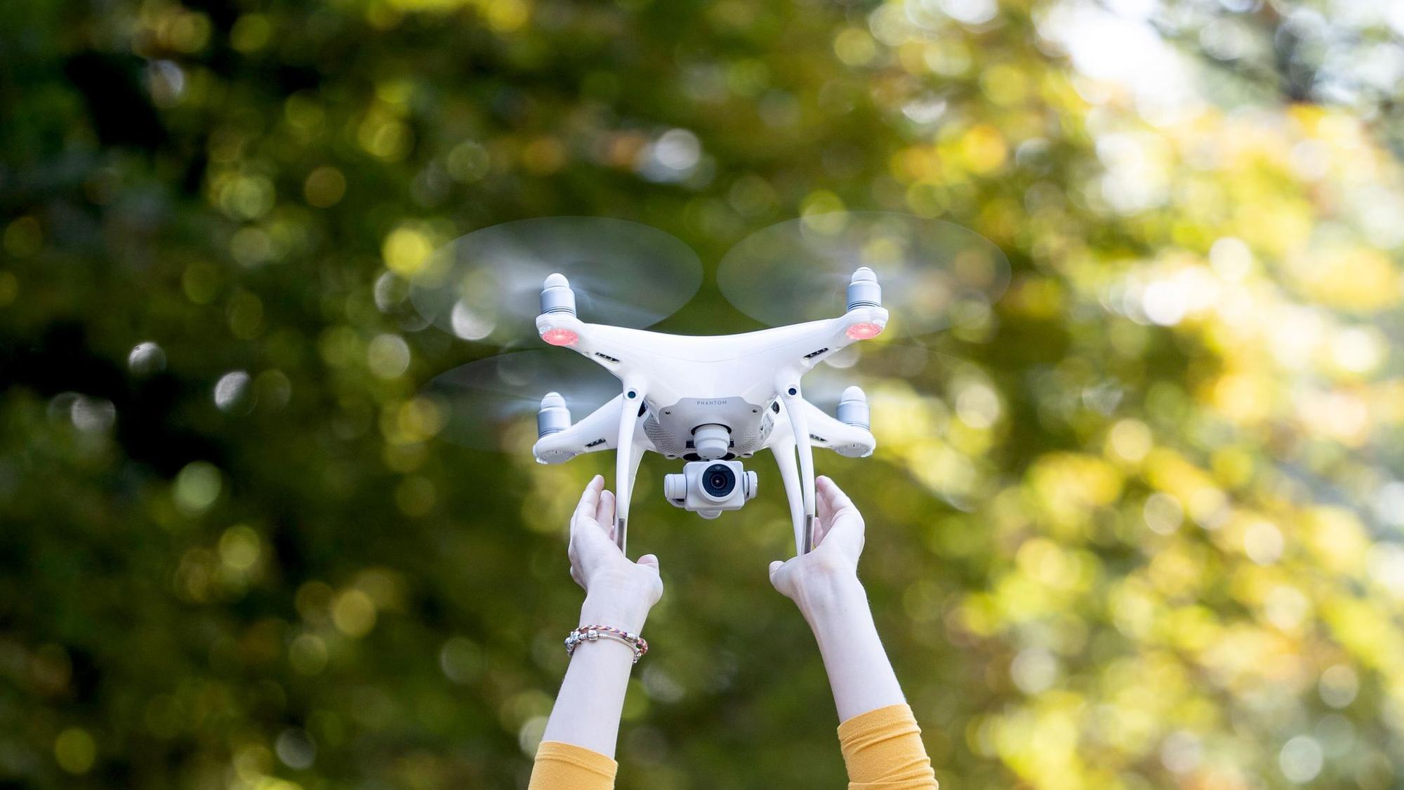 Drohnenpilotin lässt eine Drohne fliegen