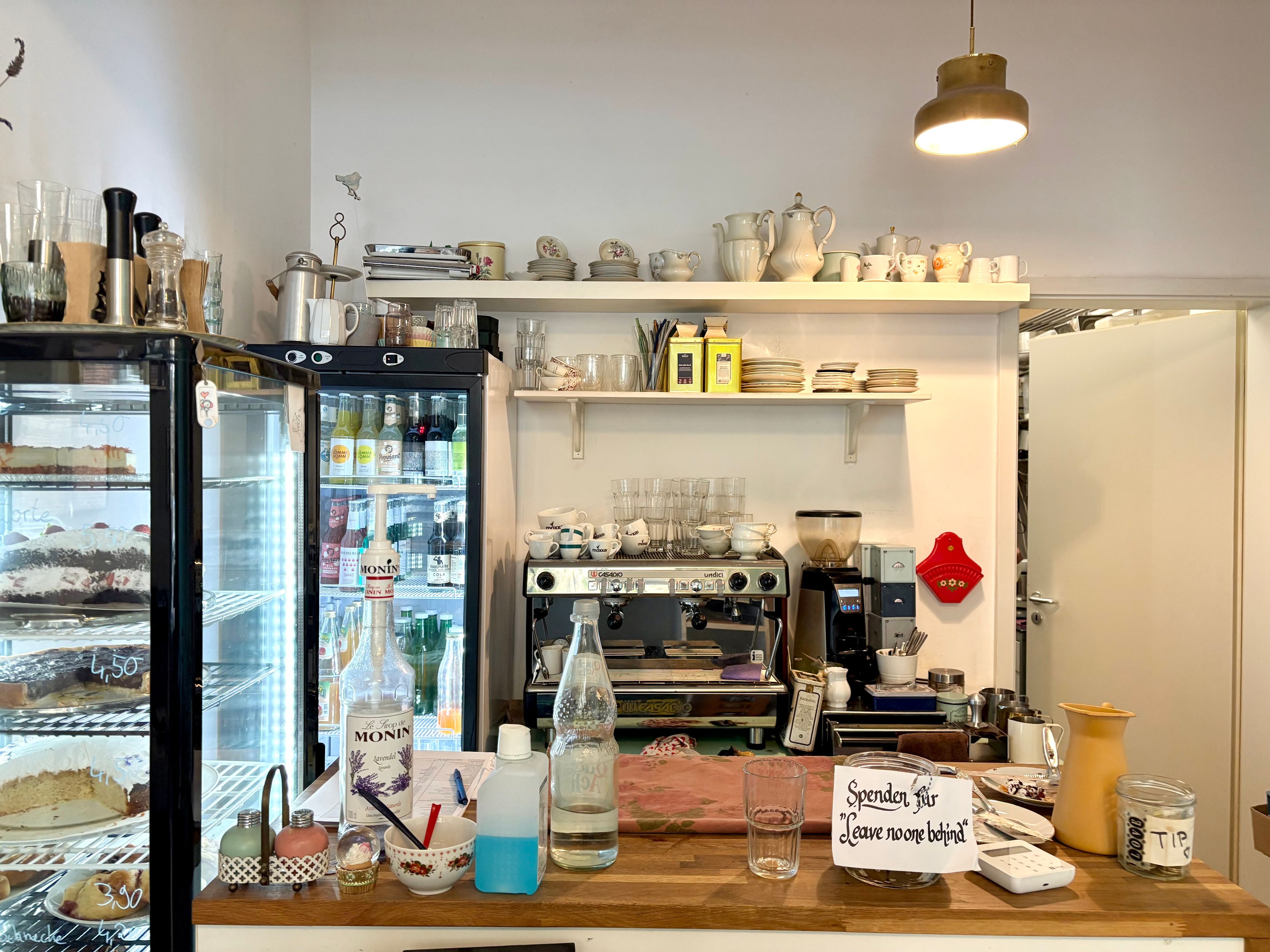Die Theke mit Kuchenvitrine im Café Hibiskus.