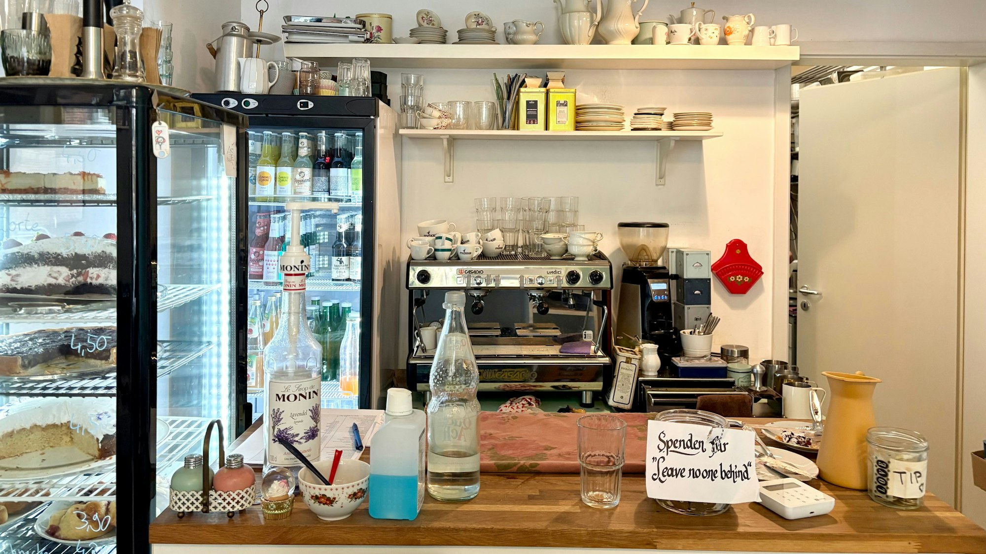 Die Theke mit Kuchenvitrine im Café Hibiskus.