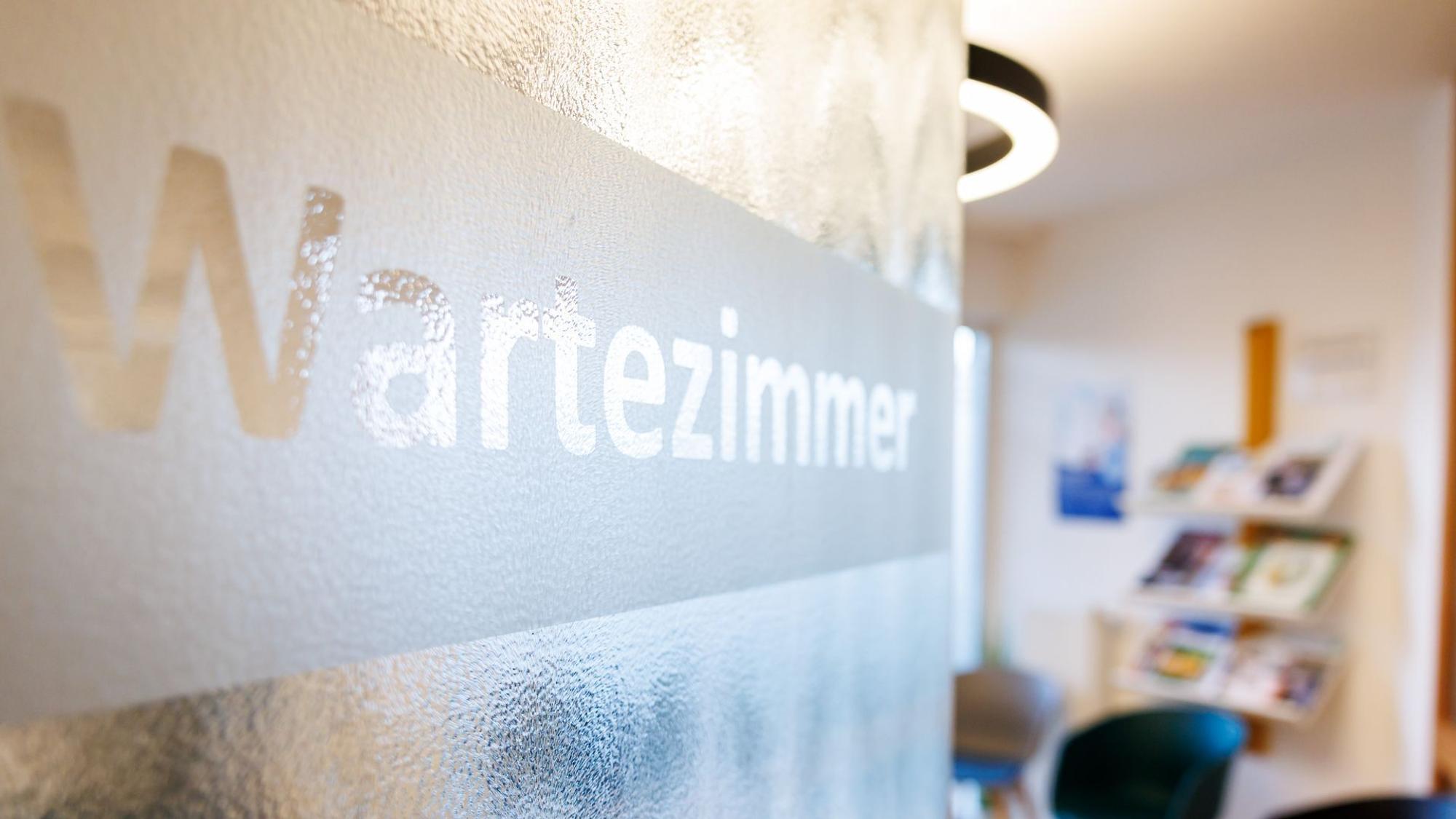 Wartezimmer in Hausarztpraxis