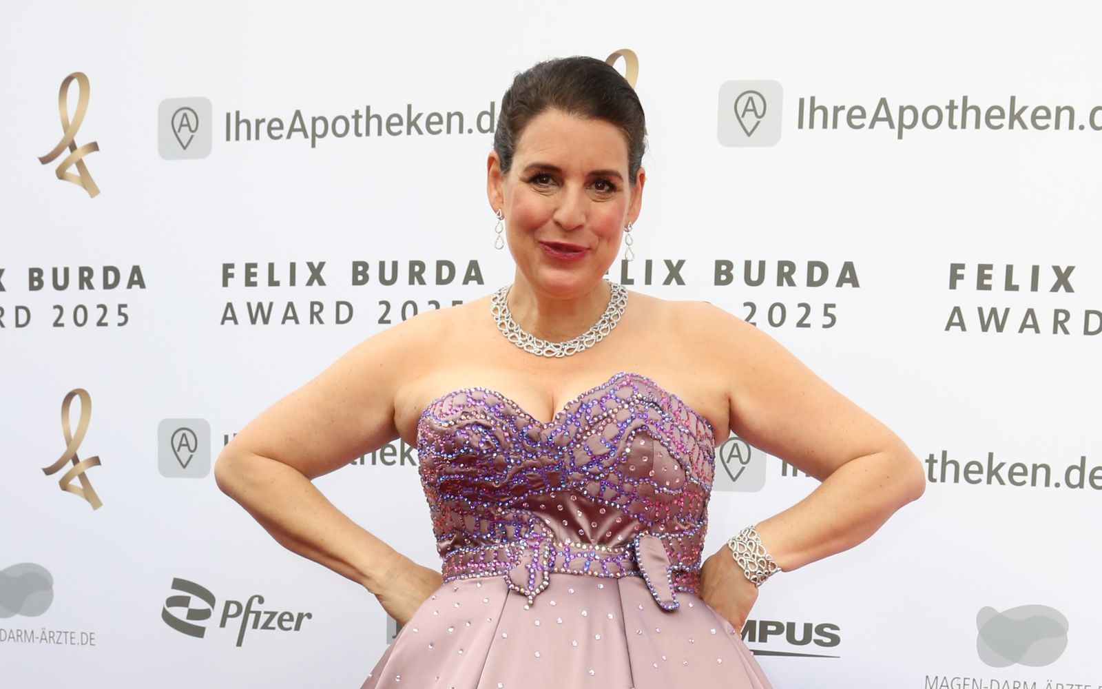 Elena Uhlig, hier bei der Verleihung der Felix Burda Awards am 9. Mai 2025 in Berlin, ist mit ihrer Figur zufrieden. Trotzdem hat sich die Schauspielerin eine Abnehmspritze verschrieben lassen - aus gesundheitlichen Gründen, wie sie sagt.  (Bild: 2025 Getty Images/Adam Berry)