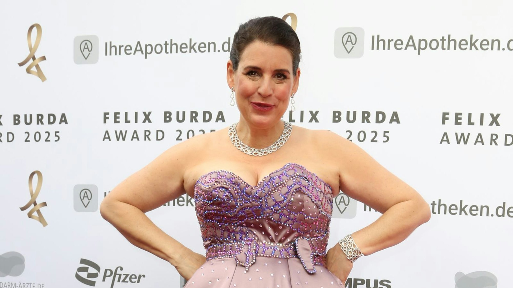 Elena Uhlig, hier bei der Verleihung der Felix Burda Awards am 9. Mai 2025 in Berlin, ist mit ihrer Figur zufrieden. Trotzdem hat sich die Schauspielerin eine Abnehmspritze verschrieben lassen - aus gesundheitlichen Gründen, wie sie sagt. (Bild: 2025 Getty Images/Adam Berry)