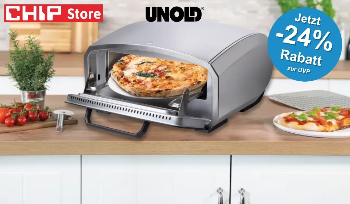 Unold Pizzaofen Enzo im CHIP Store: Frontansicht des Edelstahl-Pizzaofens mit geöffneter Ofentür und fertiger Pizza im Inneren. Steht auf einer Küchenarbeitsplatte, daneben eine fertig gebackene Pizza auf dem Teller.