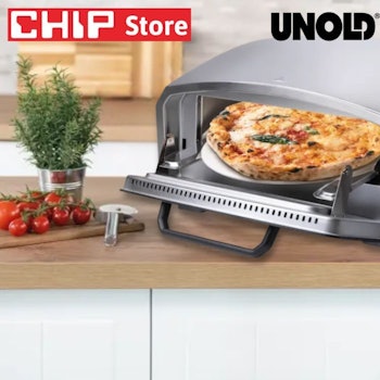 Unold Pizzaofen Enzo im CHIP Store: Frontansicht des Edelstahl-Pizzaofens mit geöffneter Ofentür und fertiger Pizza im Inneren. Steht auf einer Küchenarbeitsplatte, daneben eine fertig gebackene Pizza auf dem Teller.