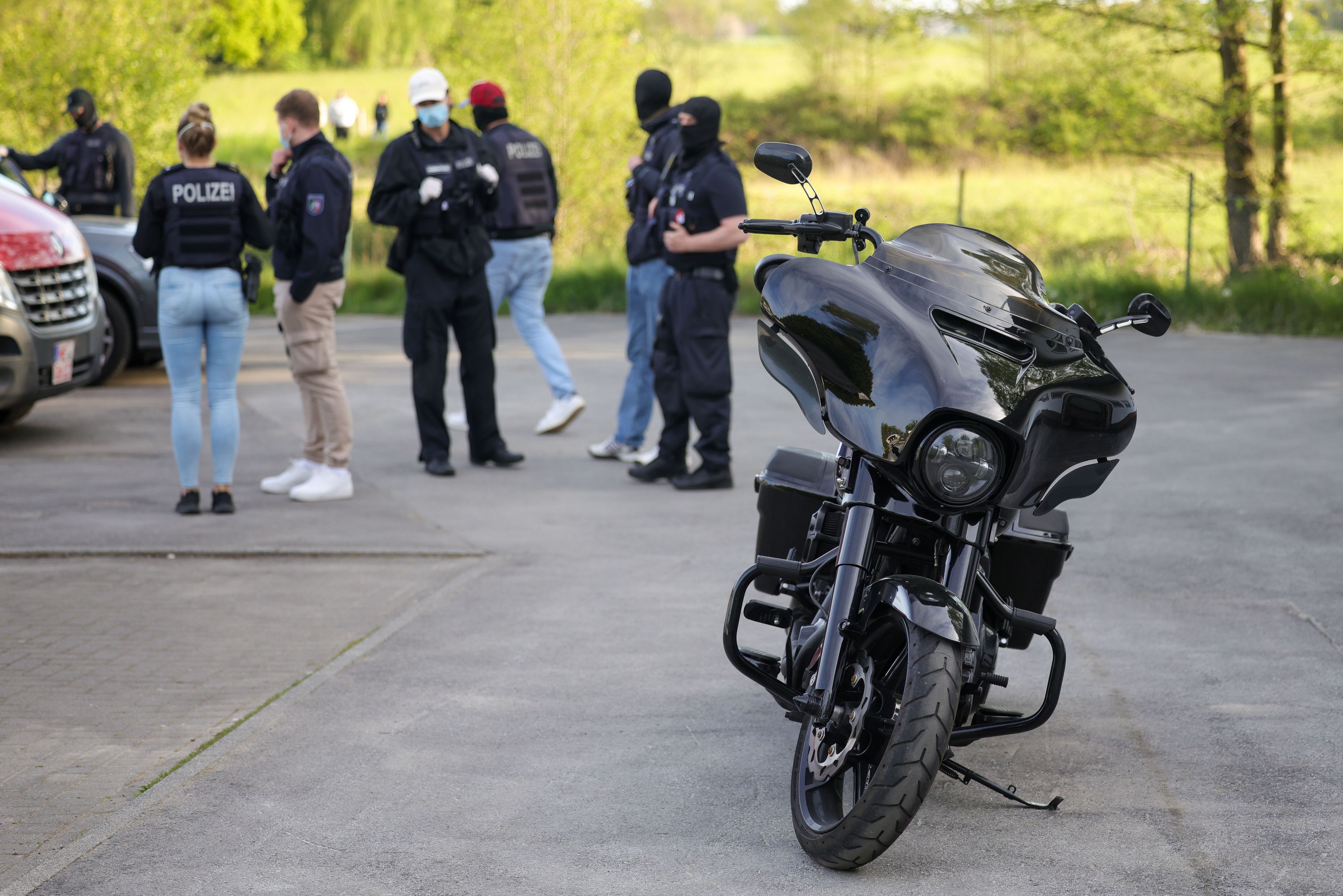 Ein Motorrad der Marke Harley Davidson, das im Rahmen einer Razzia gegen die Rockergruppe Hells Angels von der Polizei beschlagnahmt wurde, steht vor einem Haus.