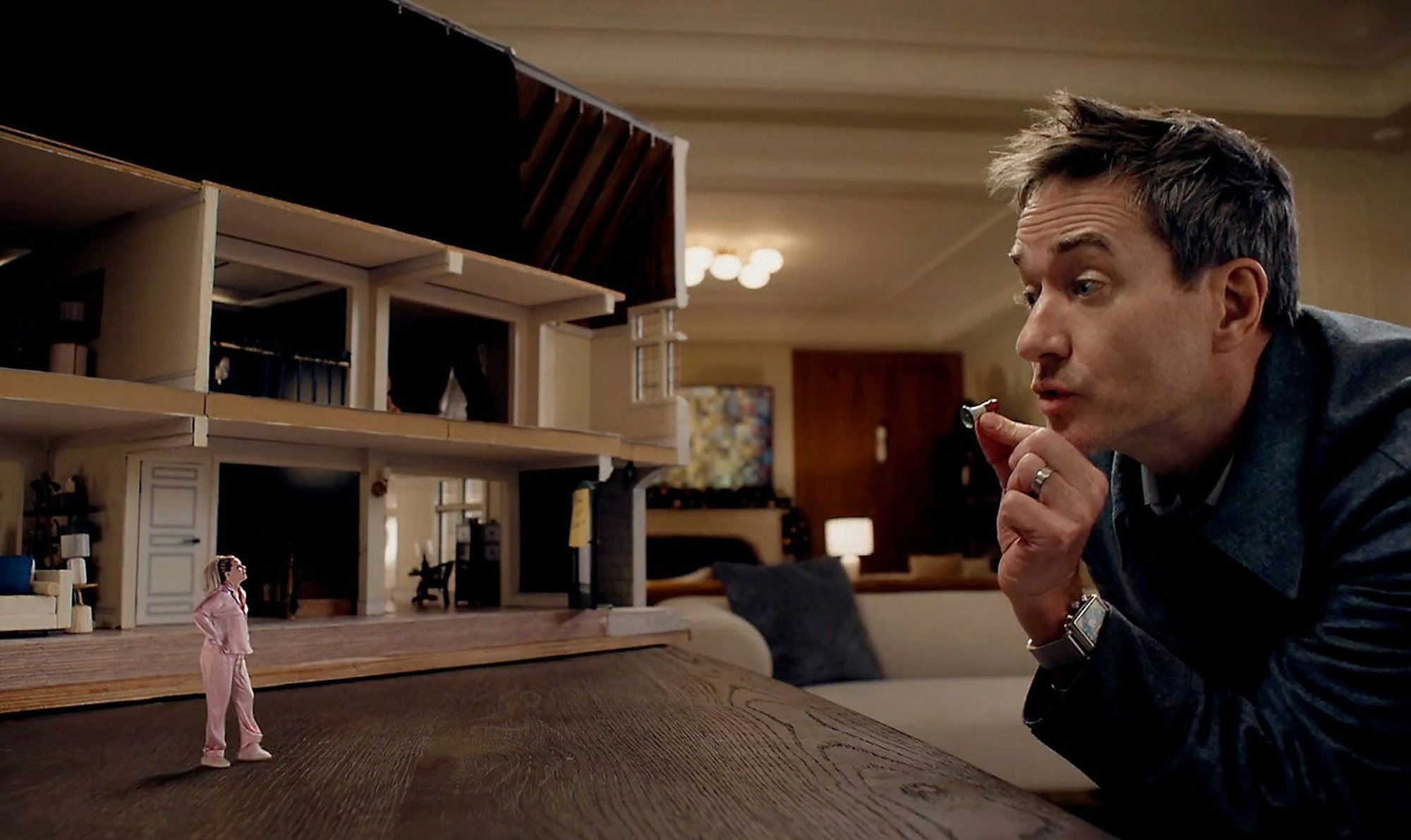 Damit er sie besser hören kann, schrumpft Les (Matthew Macfayden) für seine Frau Lindy (Elizabeth Banks) gleich noch ein Megafon. (Bild: © 2026 Mr. Magoo, LLC. All rights reserved)