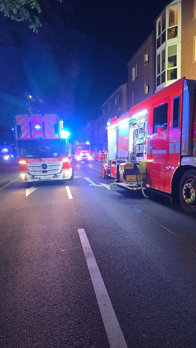 Feuerwehr und Polizei im Einsatz wegen Rauchentwicklung in Treppenhaus.