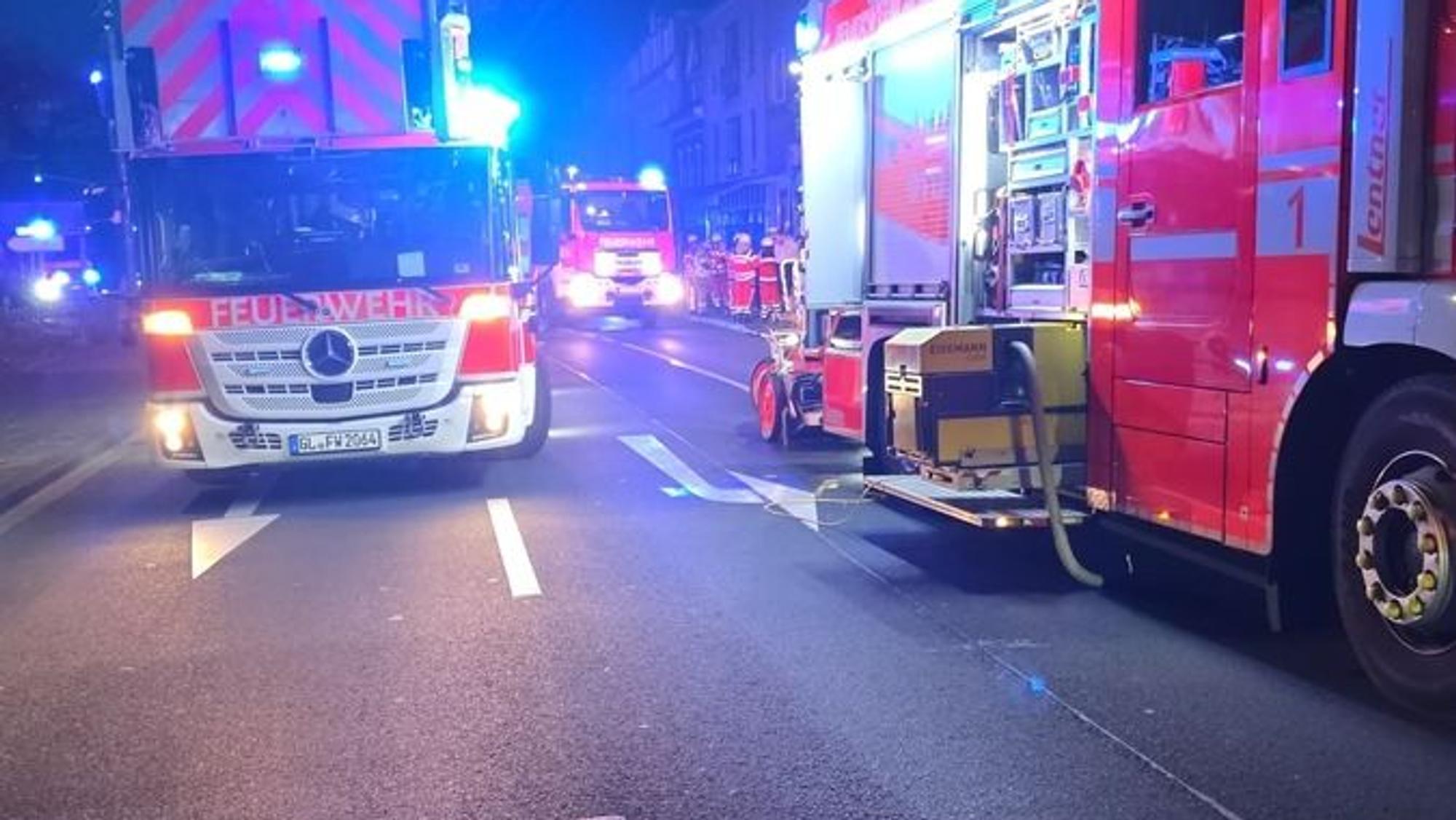 Feuerwehr und Polizei im Einsatz wegen Rauchentwicklung in Treppenhaus.