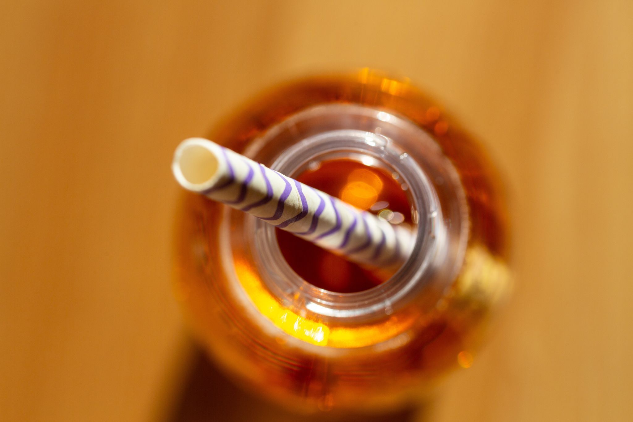 Strohhlam steckt in einem Softdrink