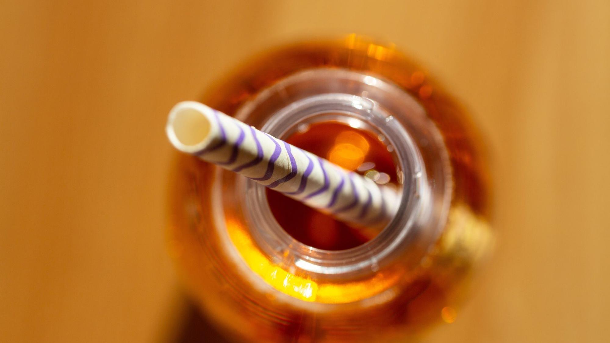 Strohhlam steckt in einem Softdrink