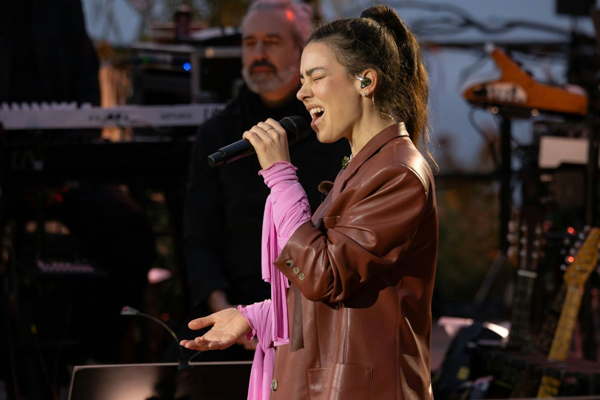 Alina Süggeler von Frida Gold rührte den Grafen mit „Geboren um zu leben“ zu Tränen. (Bild: RTL / Markus Hertrich)