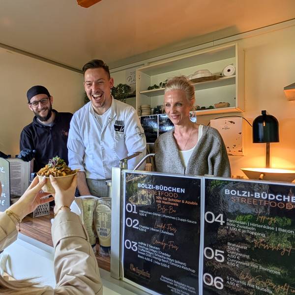 Das Foto zeigt das Team vom „Bolzplatz “im „Bolzi-Büdchen“.