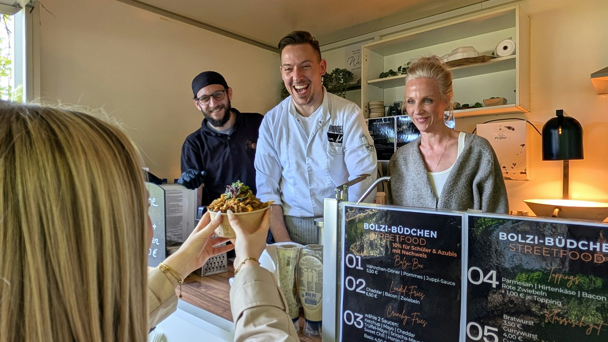 Das Foto zeigt das Team vom „Bolzplatz “im „Bolzi-Büdchen“.
