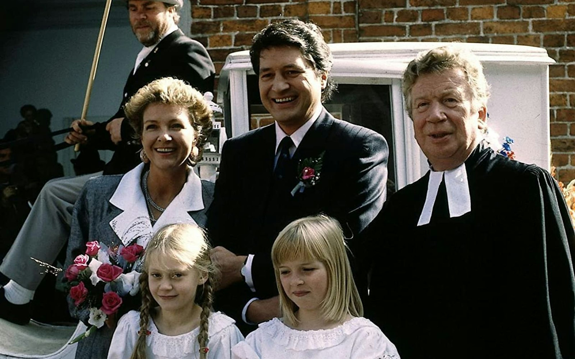 Gila von Weitershausen ((links) spielte die Rolle der „Landarzt“-Ehefrau Annemarie Mattiesen. (Bild: ZDF / Studio Hamburg Enterprises)