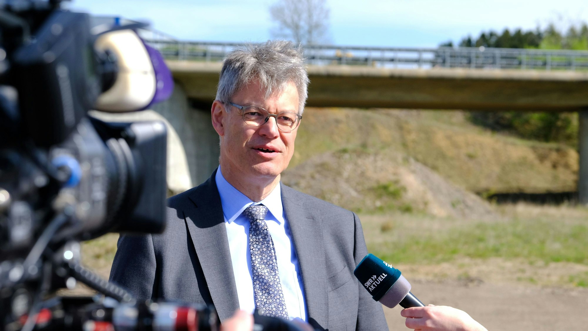 Bundesverkehrsminister Patrick Schnieder während eines TV-Interviews.