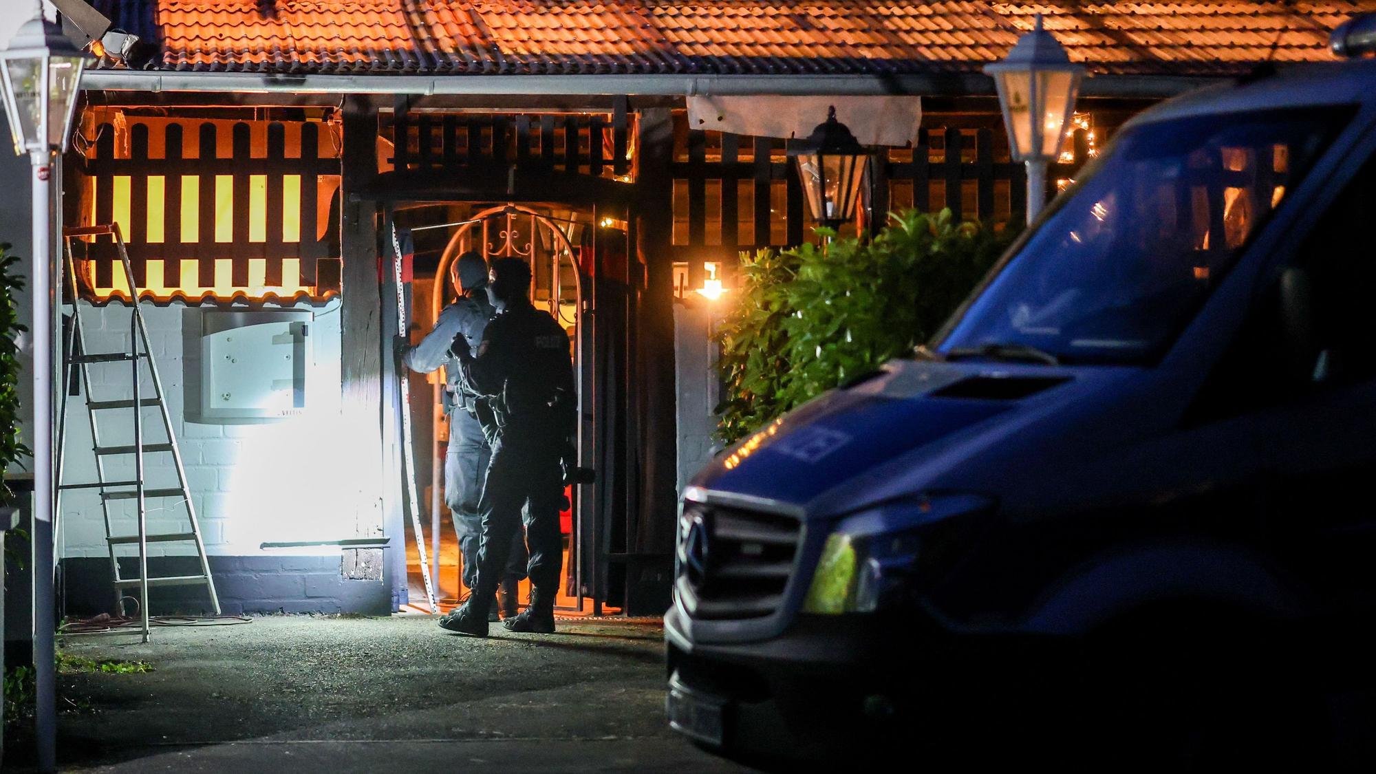 Polizeibeamte durchsuchten das Vereinsheim der Hells Angels in Hilden.