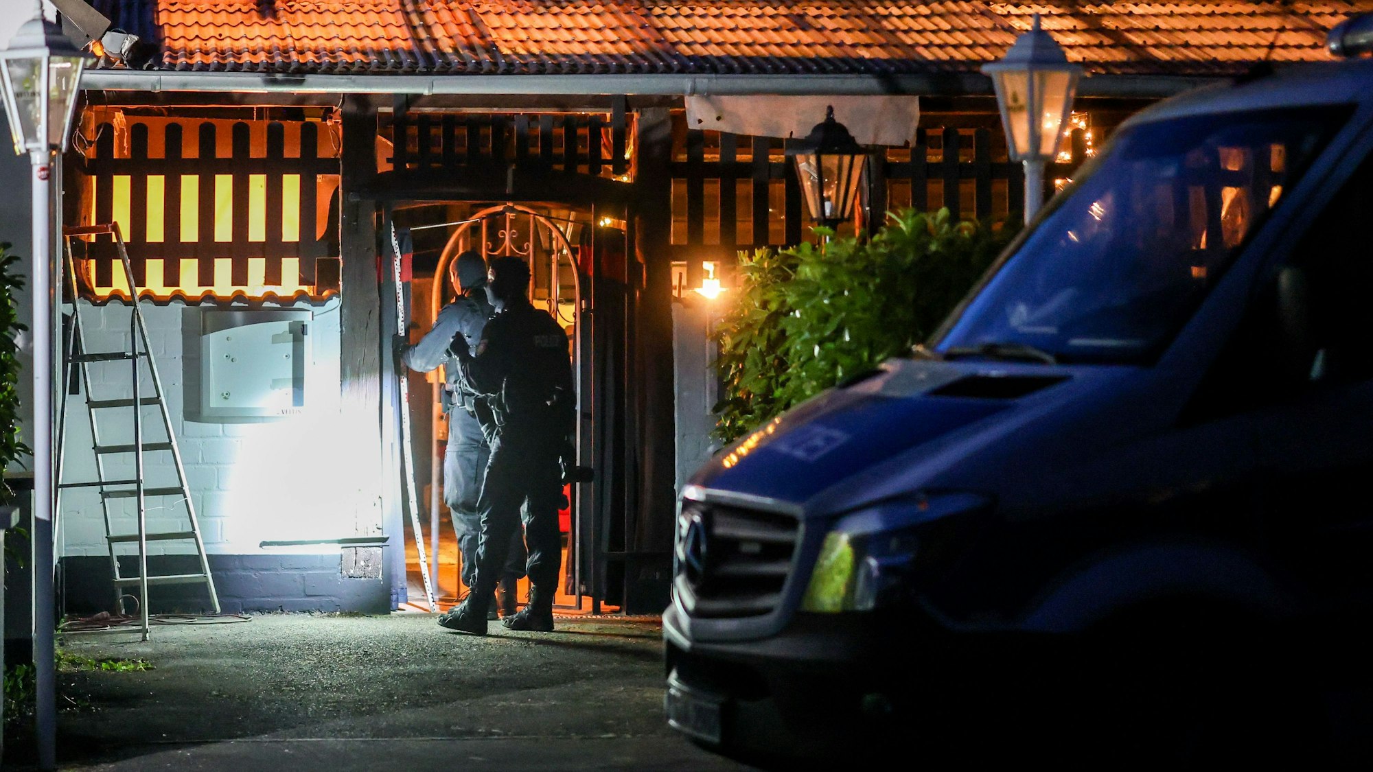 Polizeibeamte durchsuchten das Vereinsheim der Hells Angels in Hilden.