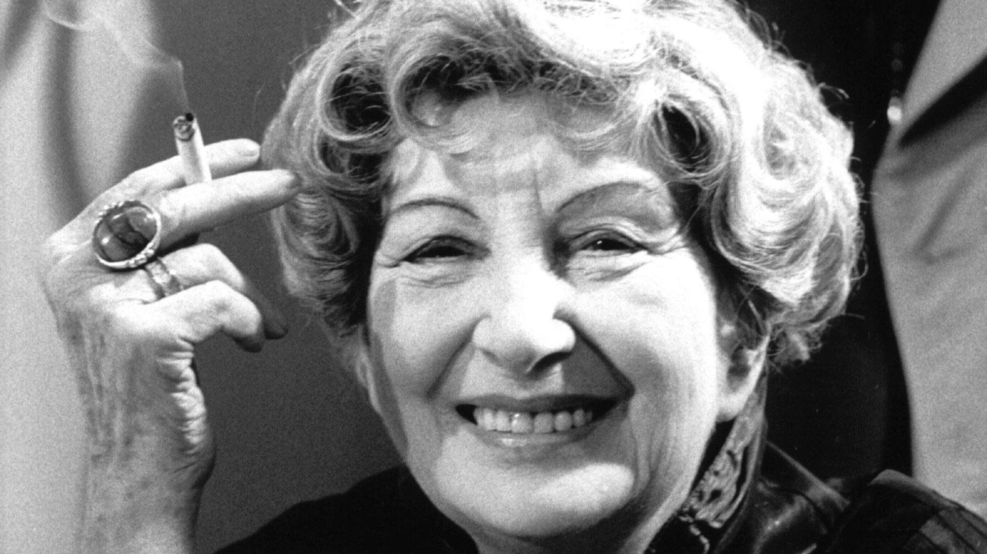 Die Schriftstellerin Irmgard Keun am 27. März 1981 bei den Dreharbeiten zur Verfilmung ihres Romans "Nach Mitternacht" in Berlin (Archivfoto).