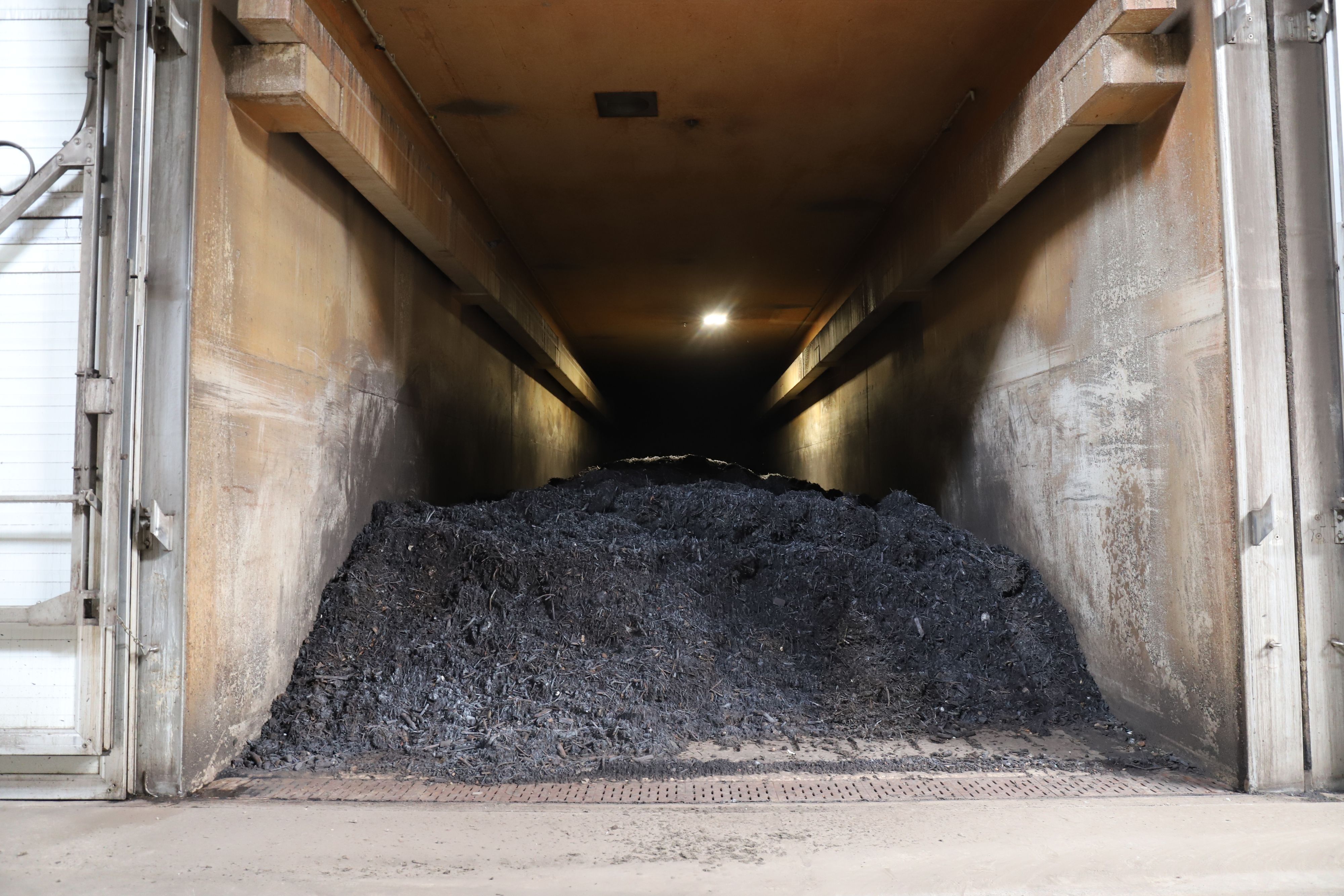 In so genannten Rottetunneln, hier ein gefüllter, verrottet die Mischung zu Kompost.