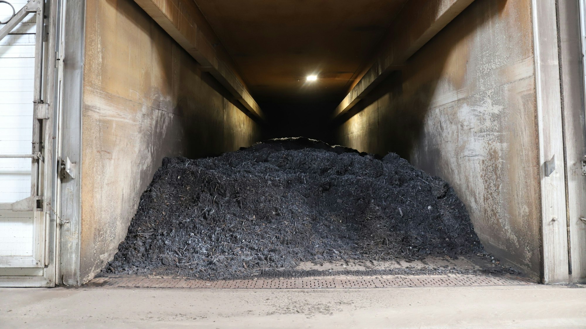 In so genannten Rottetunneln, hier ein gefüllter, verrottet die Mischung zu Kompost.