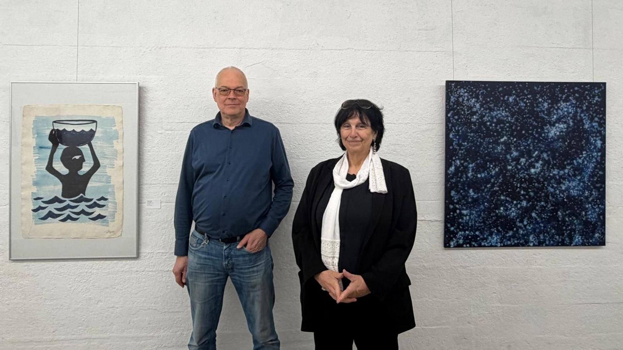 Carsten Ludwig und Ellen Loh-Bachmann vor einem Gemälde von ihm (links) und Havva Sari (rechts).
