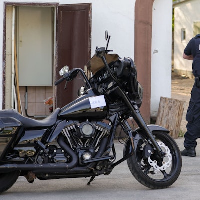 Mit einer großangelegten Razzia ist die Polizei in Nordrhein-Westfalen gegen die Rockergruppe Hells Angels vorgegangen, wie hier in Langenfeld.