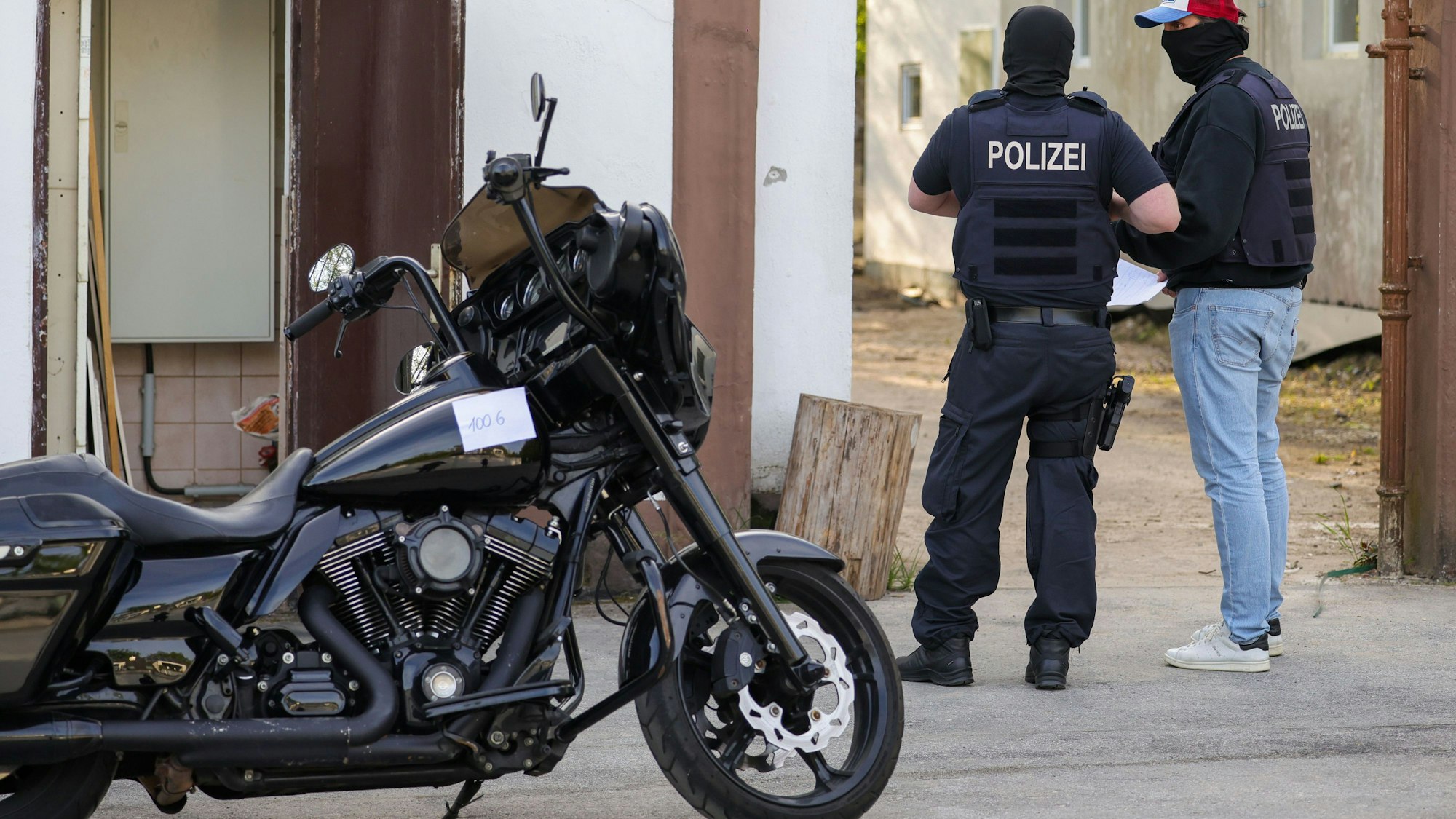 Mit einer großangelegten Razzia ist die Polizei in Nordrhein-Westfalen gegen die Rockergruppe Hells Angels vorgegangen, wie hier in Langenfeld.