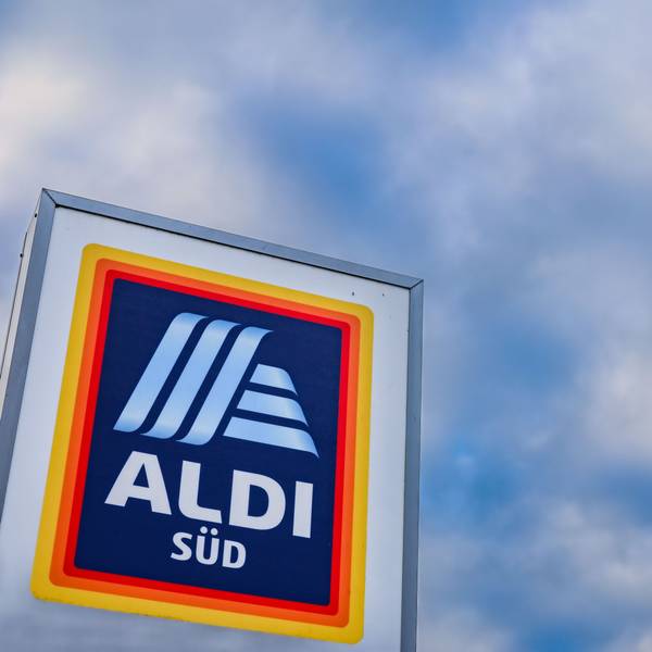 Ein Firmenschild steht an der Einfahrt zur Deutschlandzentrale von Aldi Süd in Mülheim an der Ruhr.