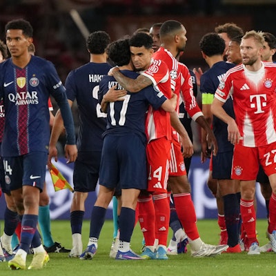 Die PSG- und Bayern-Spieler verabschieden sich nach dem Spiel voneinander.