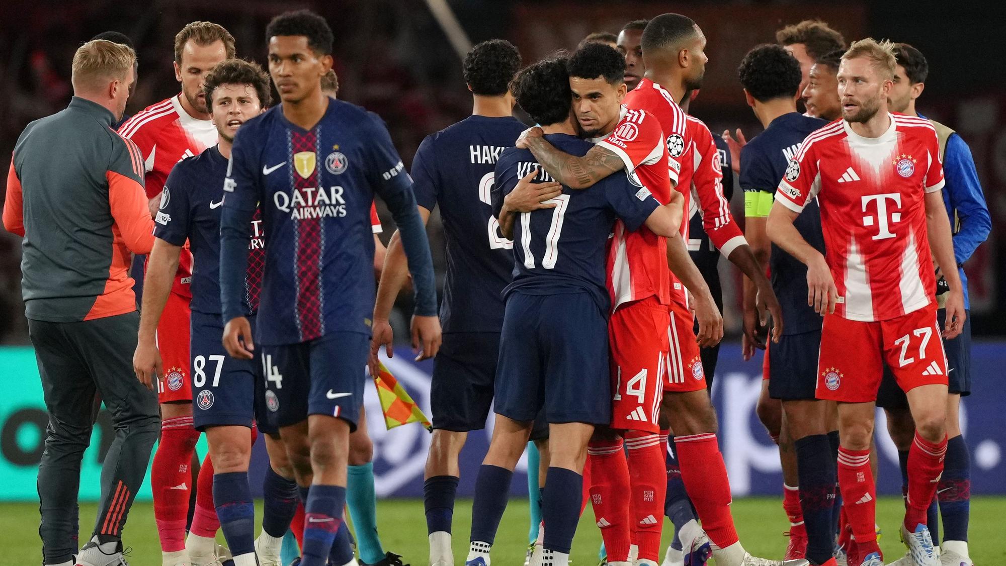Die PSG- und Bayern-Spieler verabschieden sich nach dem Spiel voneinander.