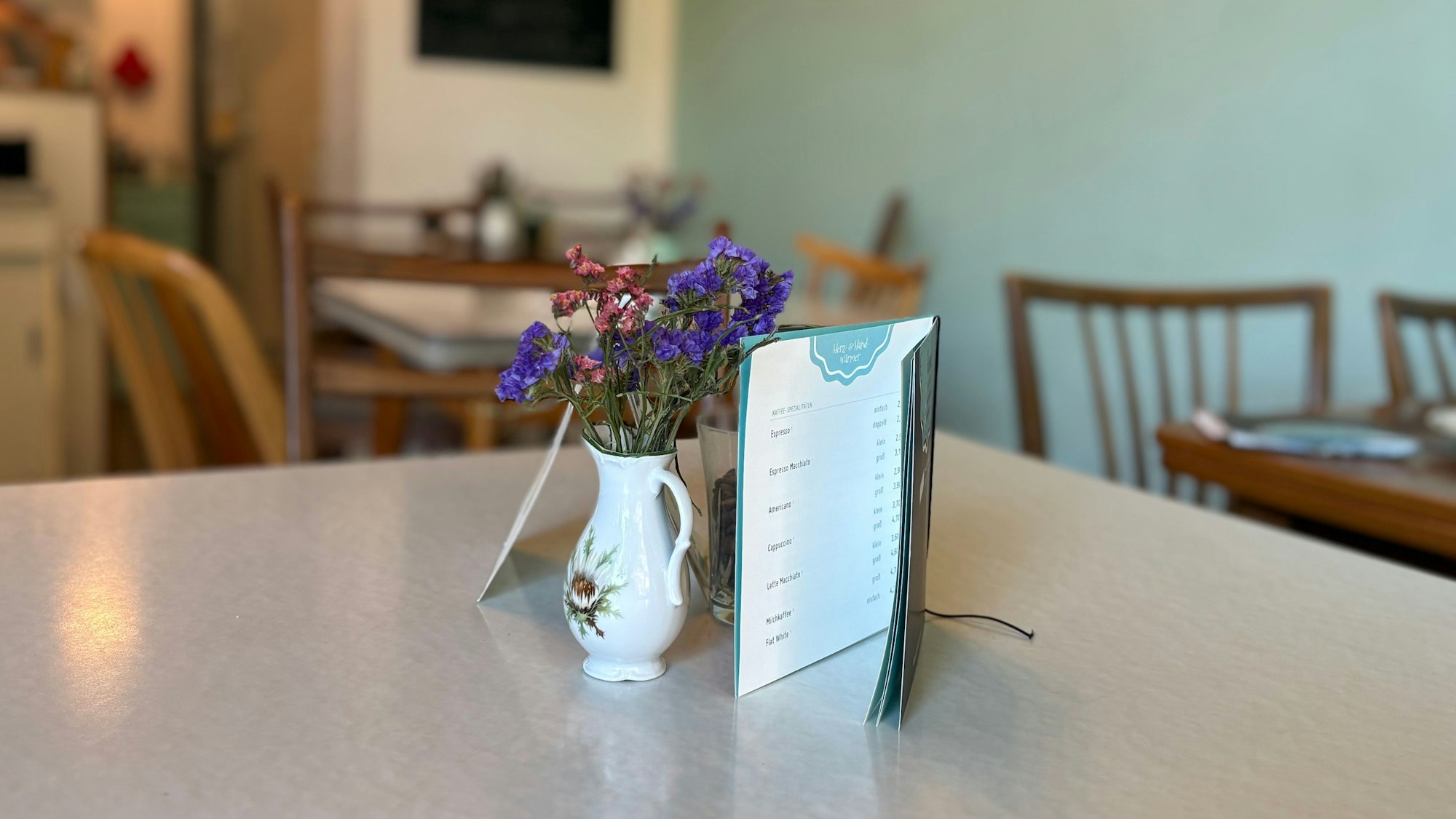Vase und Karte auf einem Tisch im Café Hibiskus.
