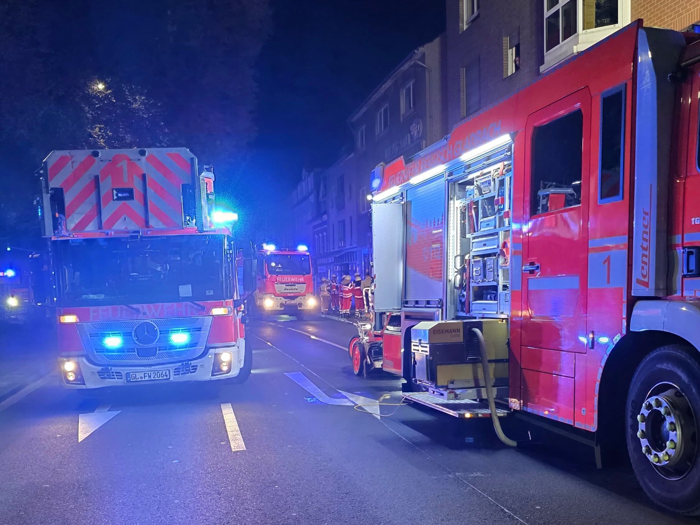 Feuerwehr und Polizei im Einsatz wegen Rauchentwicklung in Treppenhaus.