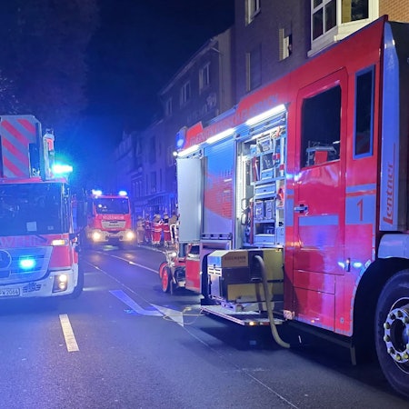 Feuerwehr und Polizei im Einsatz wegen Rauchentwicklung in Treppenhaus.