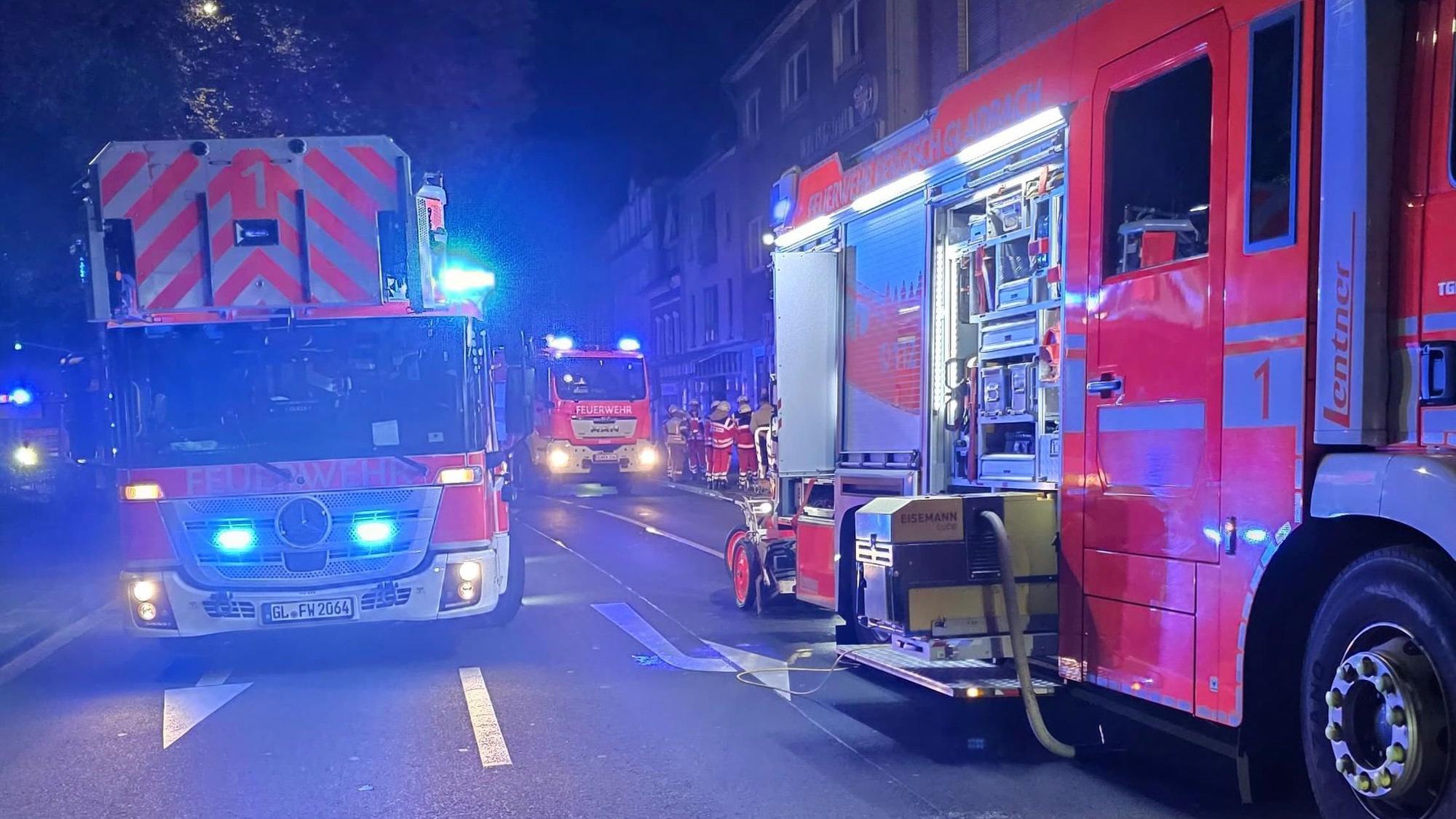 Feuerwehr und Polizei im Einsatz wegen Rauchentwicklung in Treppenhaus.