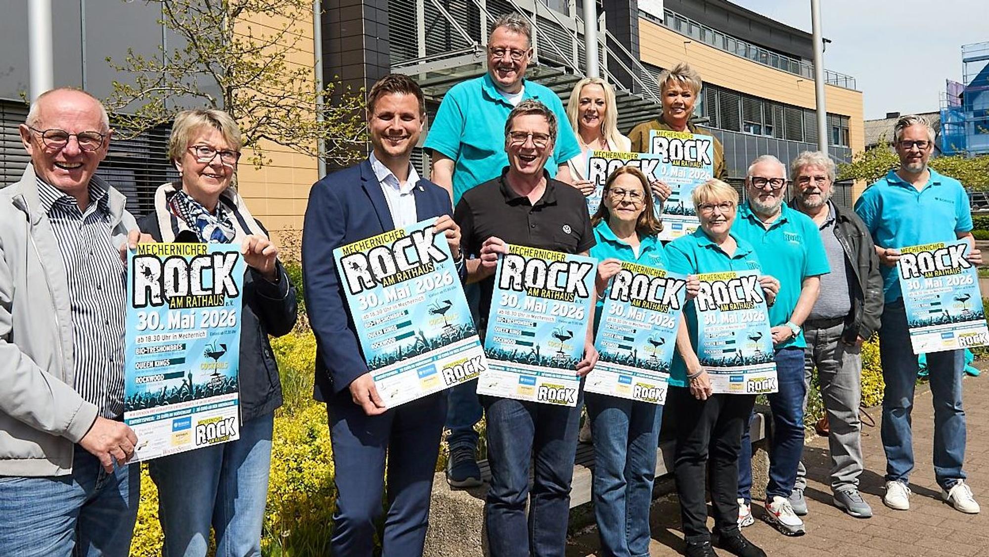 Das Bild zeigt die Organisatoren von Rock am Rathaus in Mechernich bei einem Gruppenbild.